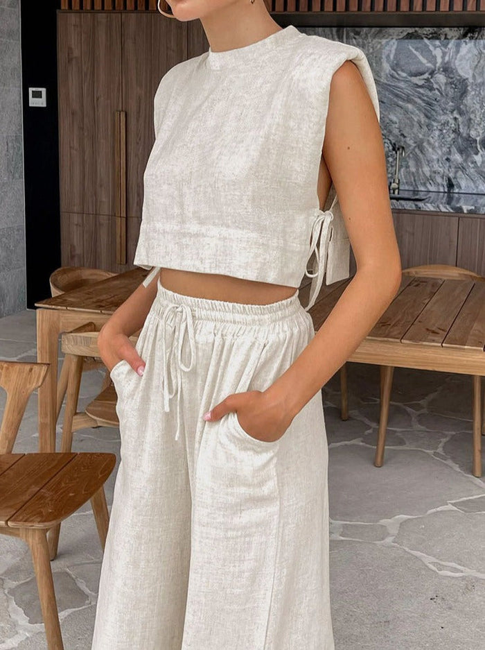 Conjunto veraniego moderno con top corto y pantalón de pierna ancha