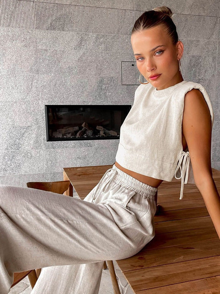 Conjunto veraniego moderno con top corto y pantalón de pierna ancha