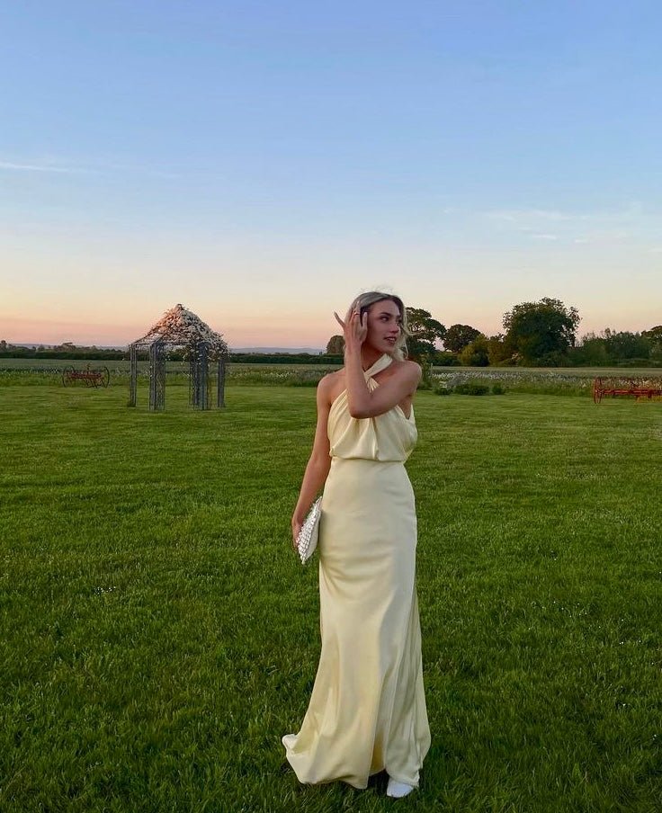 Vestido largo con cuello halter y estilo veraniego elegante