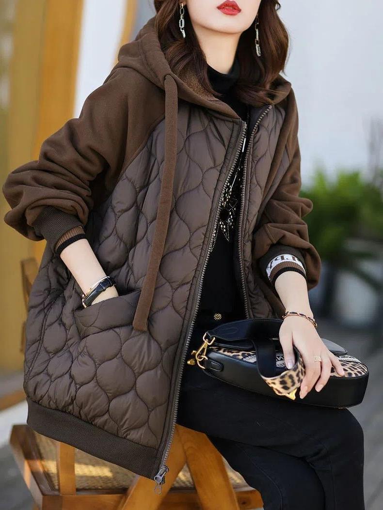 Chaqueta con capucha para mujer de diseño moderno y elegante