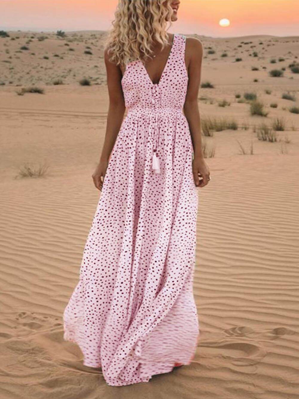 Vestido largo bohemio sin mangas con escote en V y diseño de lunares ideal para eventos