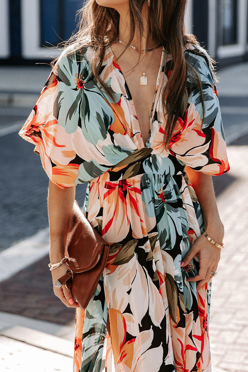Vestido largo con escote en V, abertura lateral y mangas cortas amplias con estampado floral