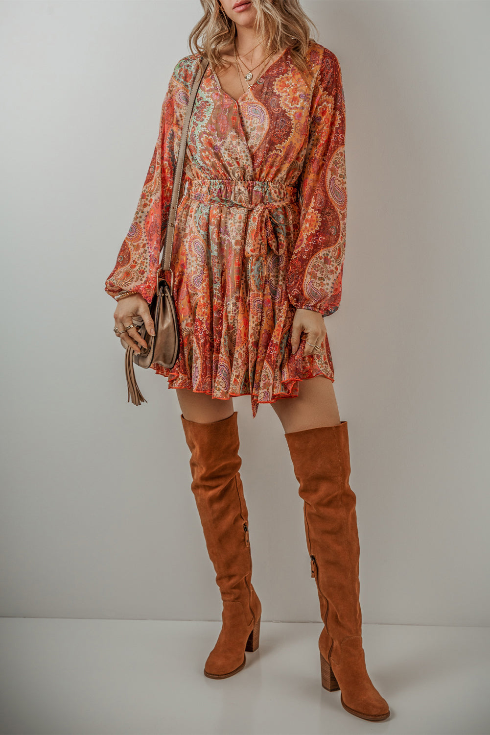 Vestido mini boho con estampado paisley, mangas largas y cinturón fruncido