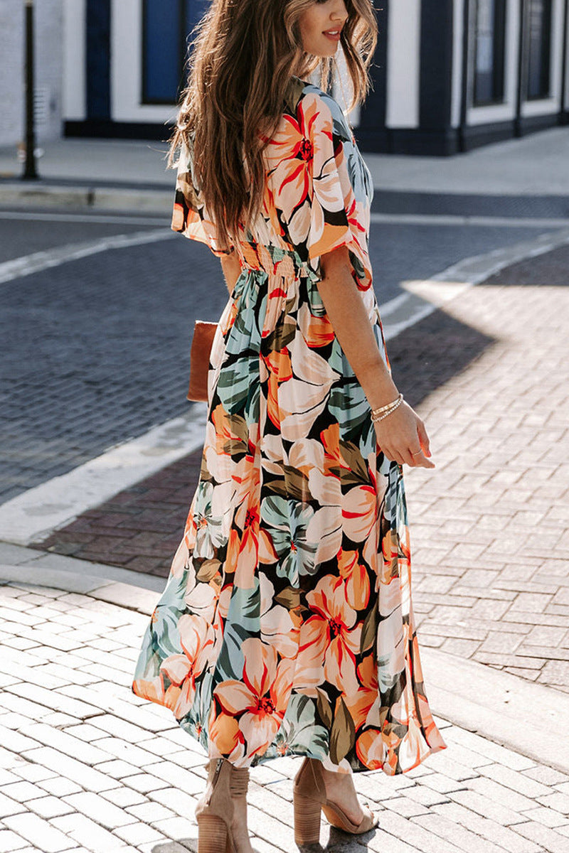 Vestido largo con escote en V, abertura lateral y mangas cortas amplias con estampado floral