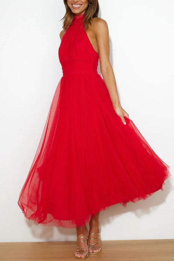 Vestido maxi con cuello halter y detalles fruncidos para un mira sofisticado