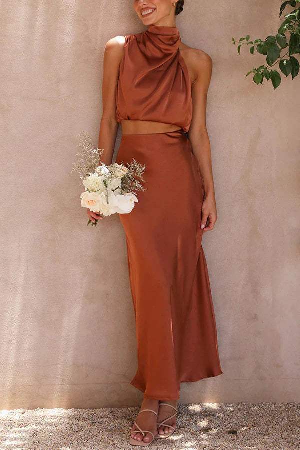 Conjunto elegante de mujer con top sofisticado y falda larga fluida
