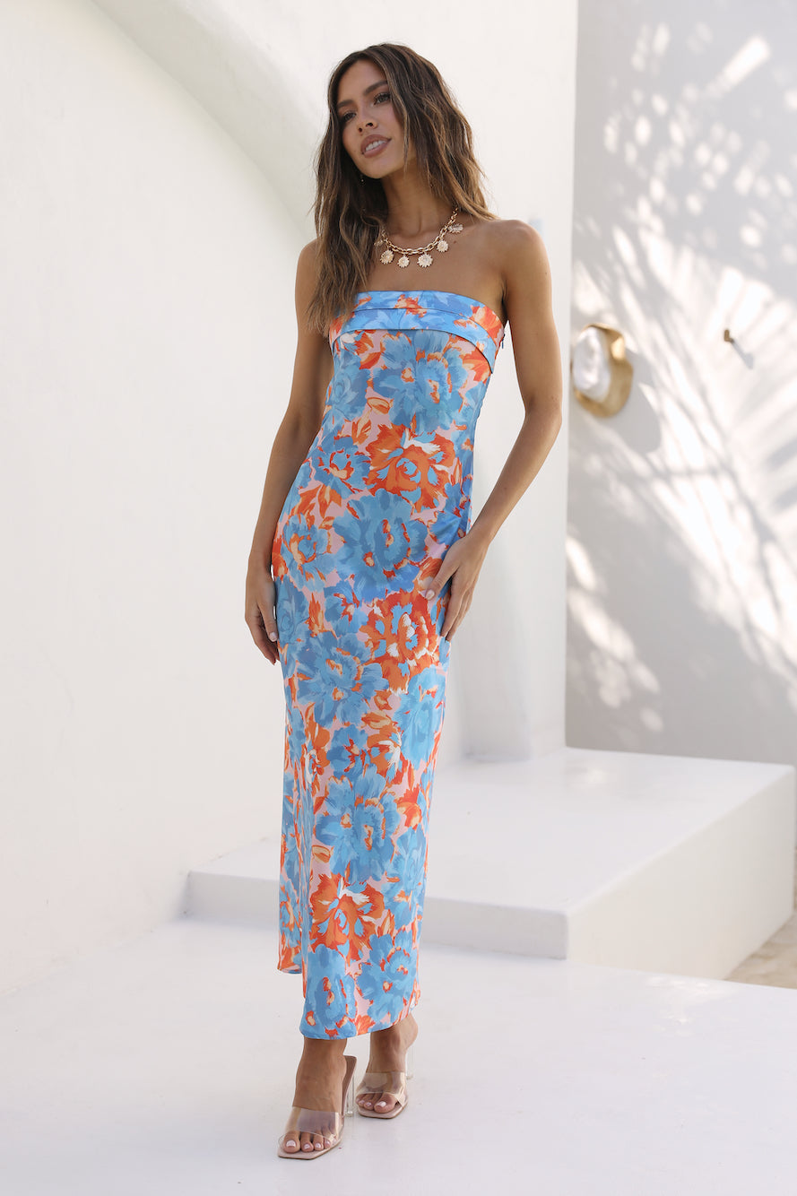 Vestido largo sin tirantes con diseño estampado ideal para eventos y ocasiones especiales