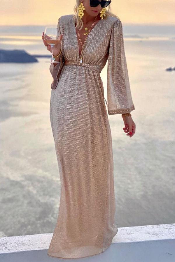 Vestido de cóctel con mangas acampanadas y brillo sofisticado