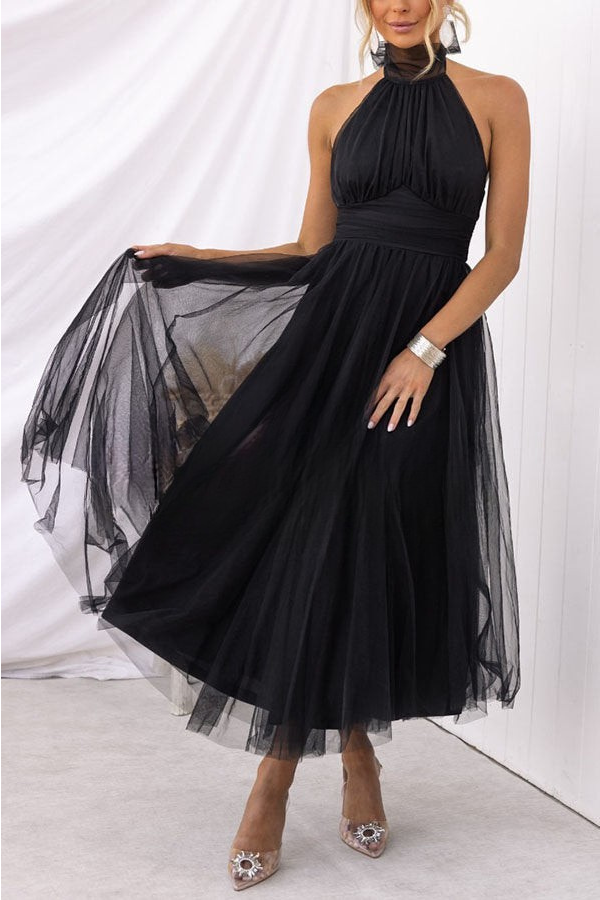 Vestido maxi con cuello halter y detalles fruncidos para un mira sofisticado