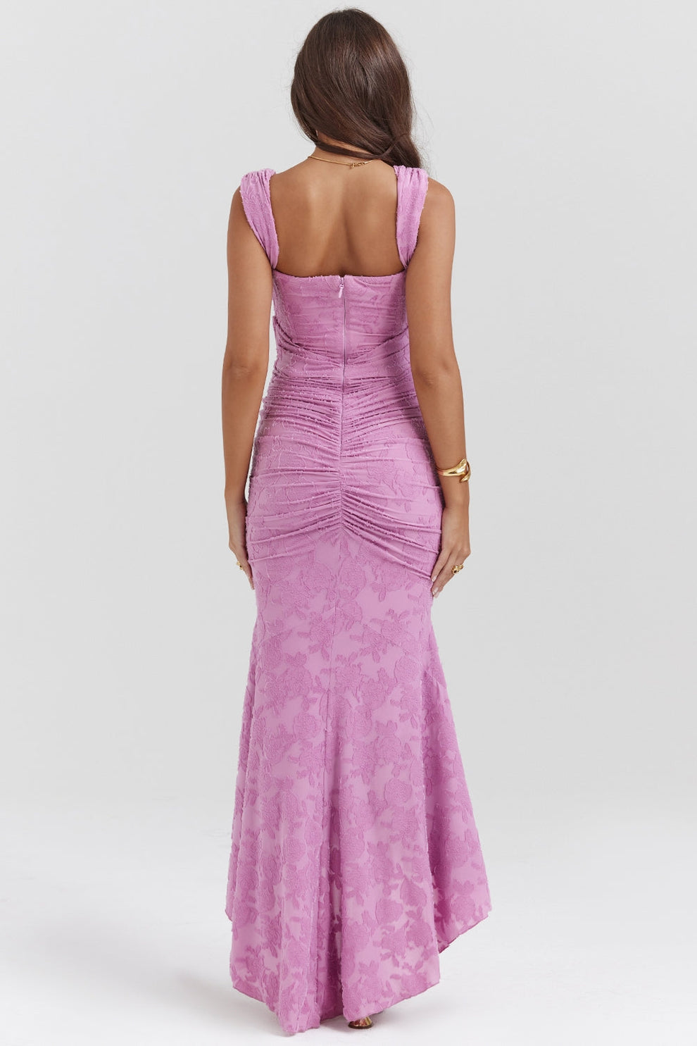 Vestido largo con diseño ajustado en la parte superior y estilo elegante