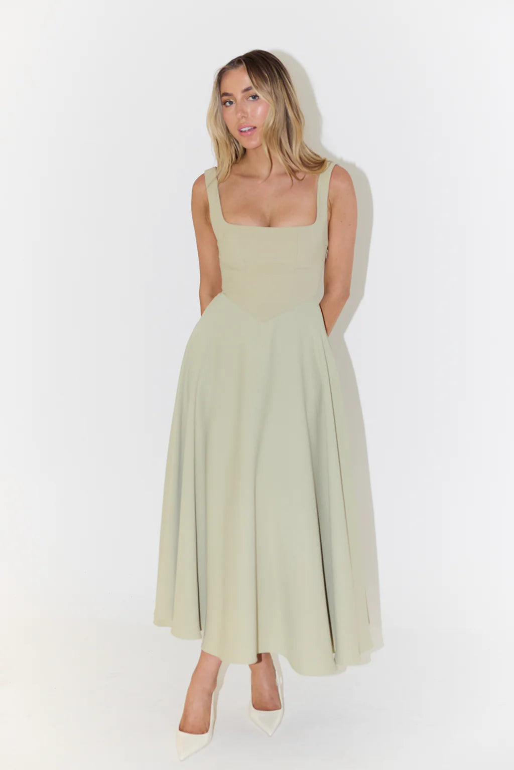 Vestido midi elegante para mujer con diseño sofisticado y versátil