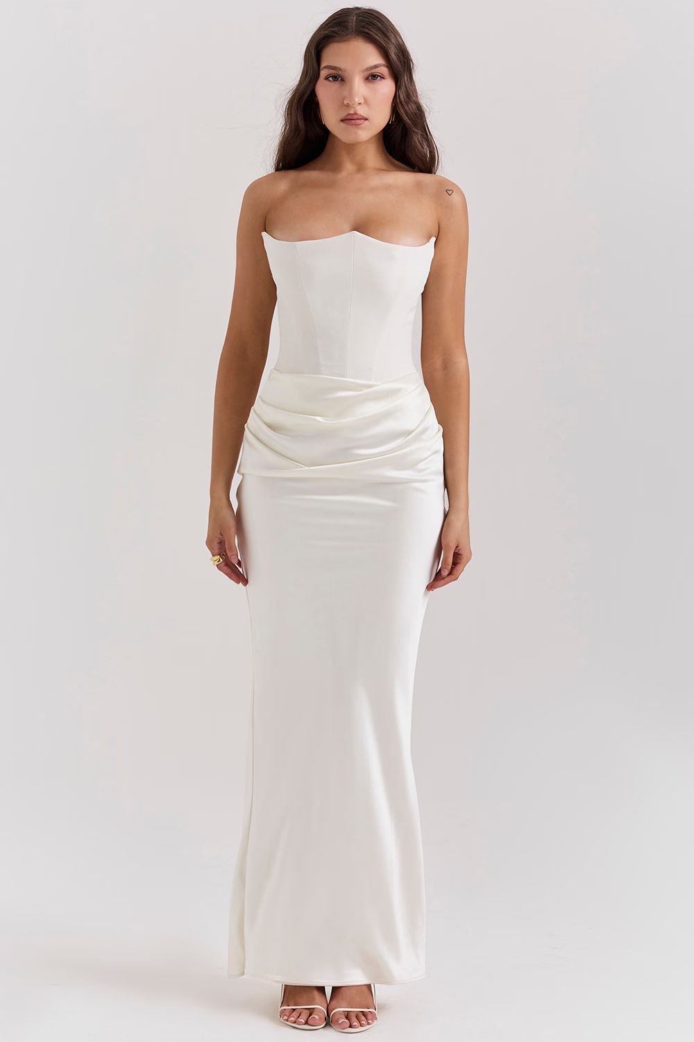Vestido largo de noche sin tirantes con diseño de corsé y pliegues delicados