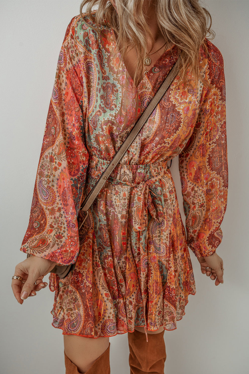Vestido mini boho con estampado paisley, mangas largas y cinturón fruncido