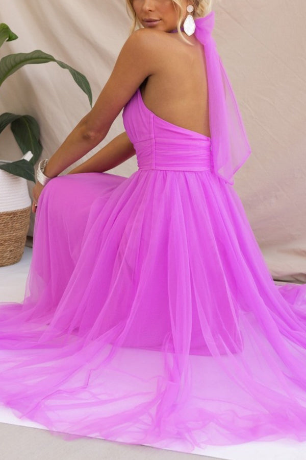 Vestido maxi con cuello halter y detalles fruncidos para un mira sofisticado