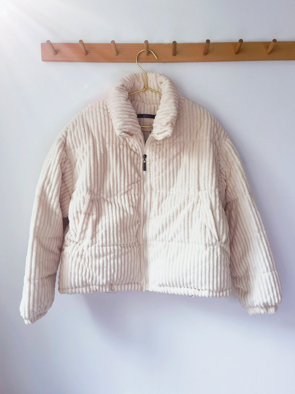 Chaqueta Acolchada de Cuello Alto en Color Crema para Mujer