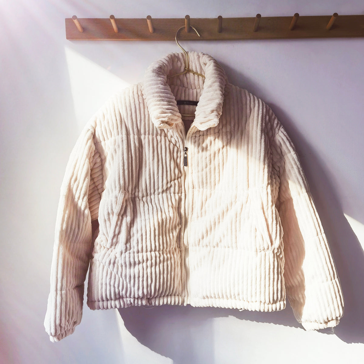 Chaqueta Acolchada de Cuello Alto en Color Crema para Mujer