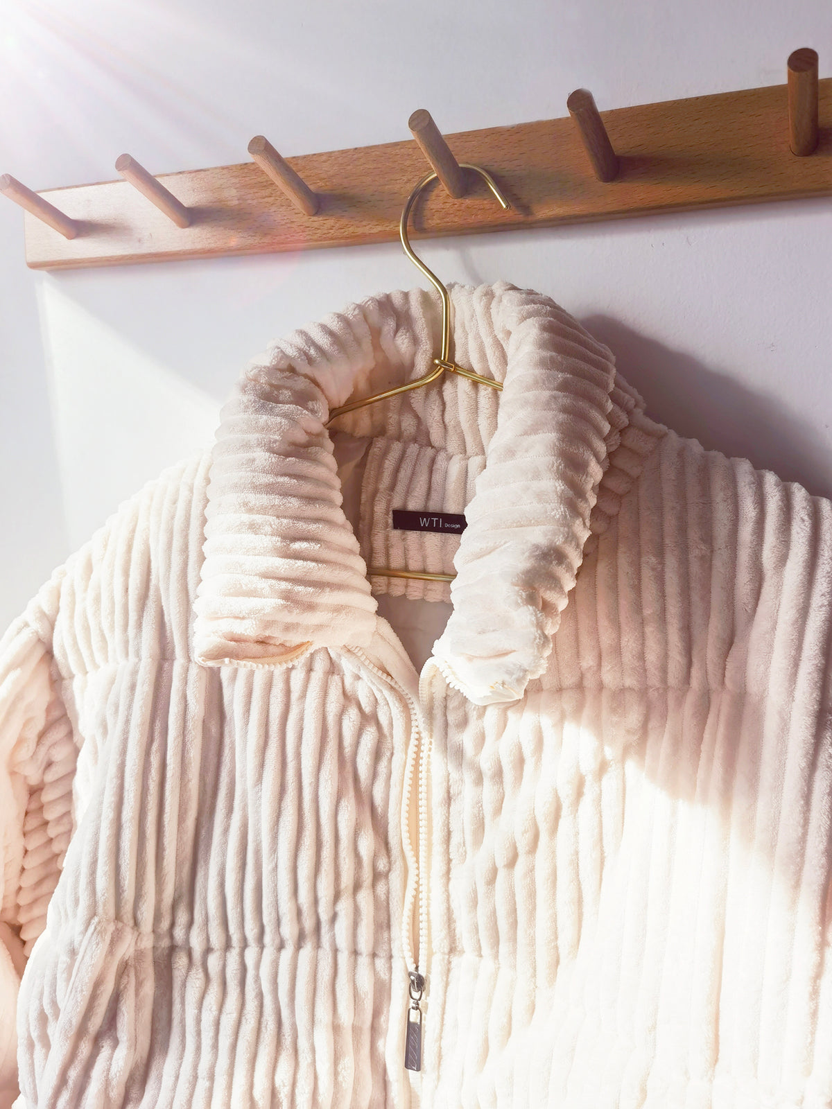 Chaqueta Acolchada de Cuello Alto en Color Crema para Mujer