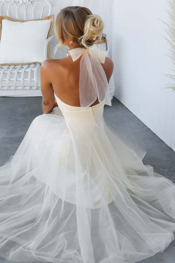 Vestido maxi con cuello halter y detalles fruncidos para un mira sofisticado