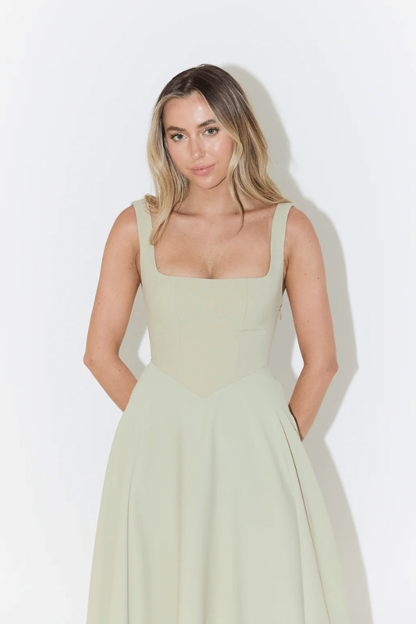 Vestido midi elegante para mujer con diseño sofisticado y versátil