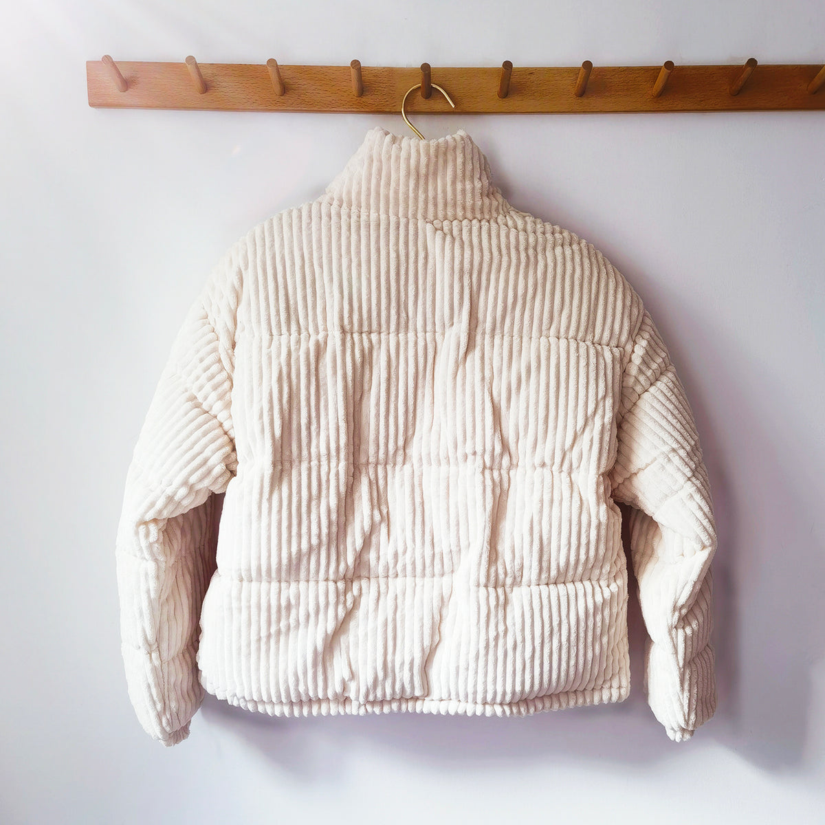 Chaqueta Acolchada de Cuello Alto en Color Crema para Mujer