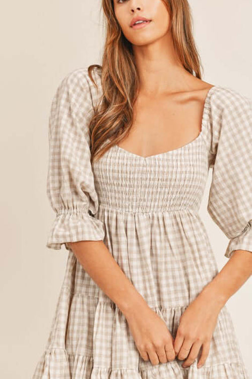 Vestido estilo babydoll con diseño de cuadros y detalle fruncido ideal para un mira casual y femenino