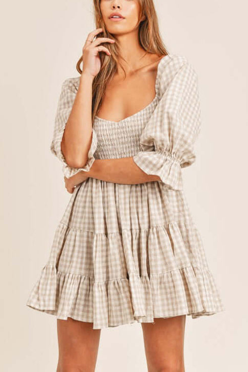 Vestido estilo babydoll con diseño de cuadros y detalle fruncido ideal para un mira casual y femenino