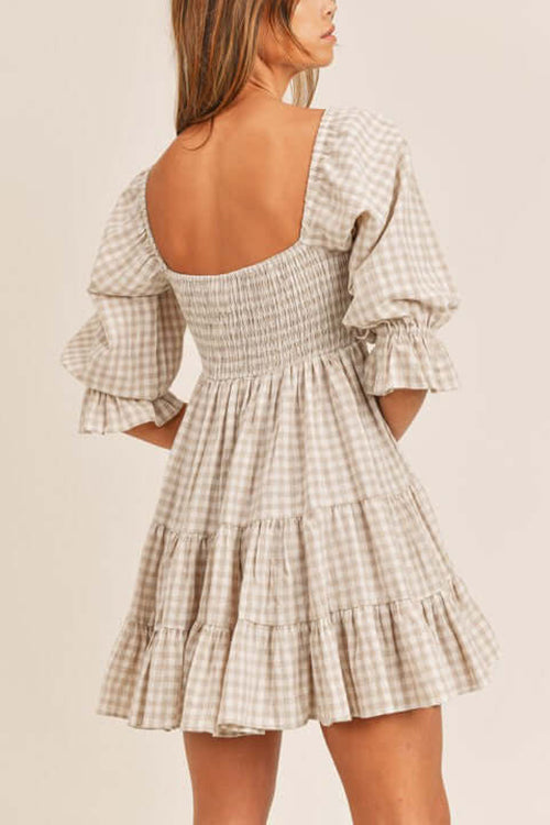 Vestido estilo babydoll con diseño de cuadros y detalle fruncido ideal para un mira casual y femenino