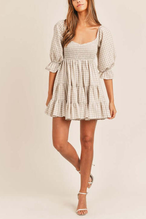 Vestido estilo babydoll con diseño de cuadros y detalle fruncido ideal para un mira casual y femenino
