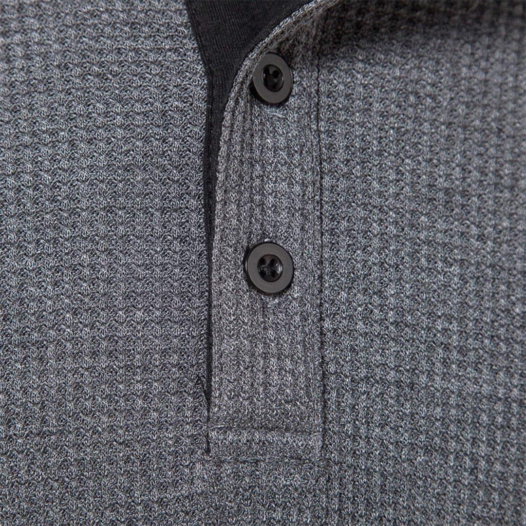 Camiseta de hombre con cierre de botones a medio pecho y mangas largas para un estilo moderno