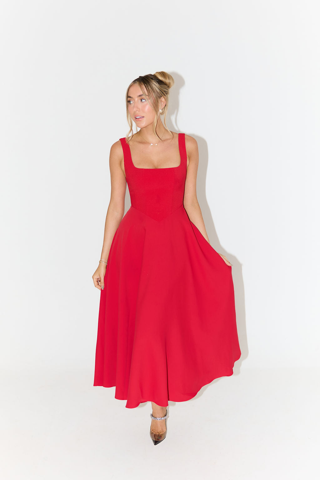 Vestido midi elegante para mujer con diseño sofisticado y versátil