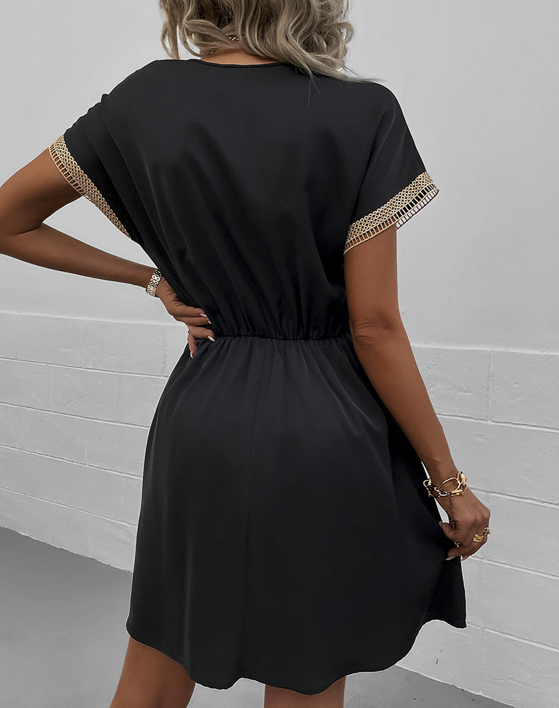 Vestido corto con detalles de borlas para un estilo relajado y actual