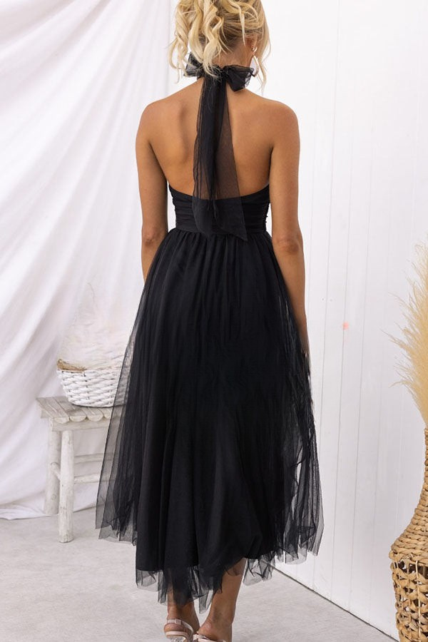 Vestido maxi con cuello halter y detalles fruncidos para un mira sofisticado