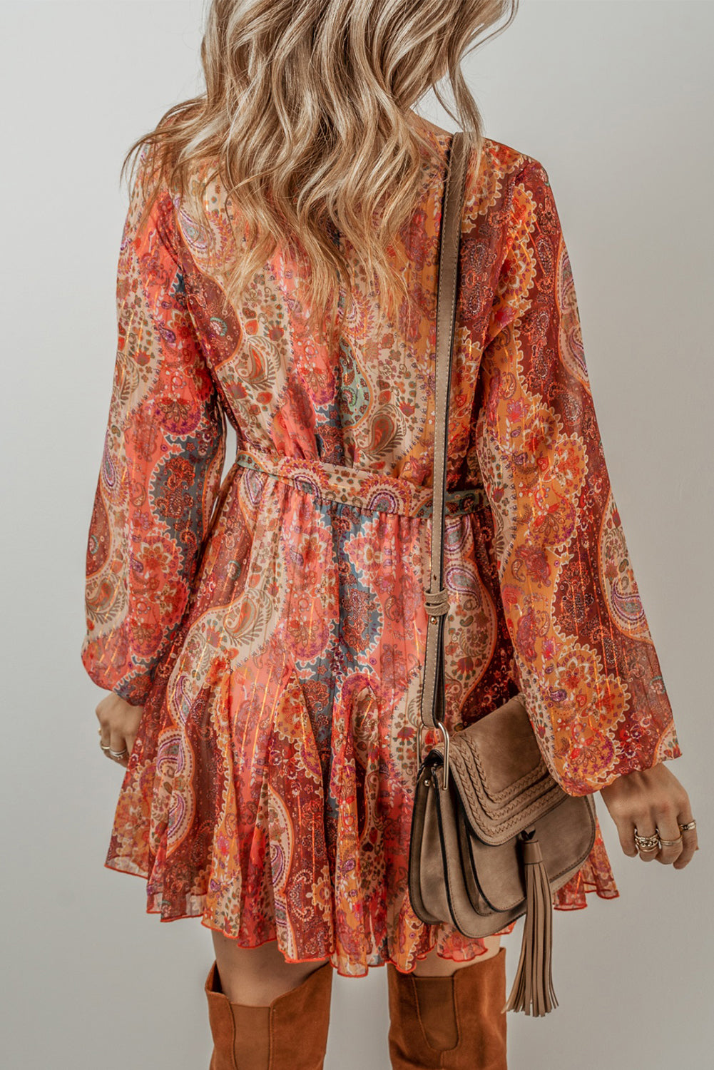 Vestido mini boho con estampado paisley, mangas largas y cinturón fruncido