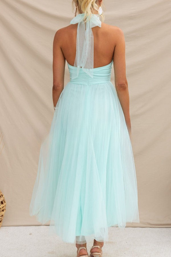 Vestido maxi con cuello halter y detalles fruncidos para un mira sofisticado