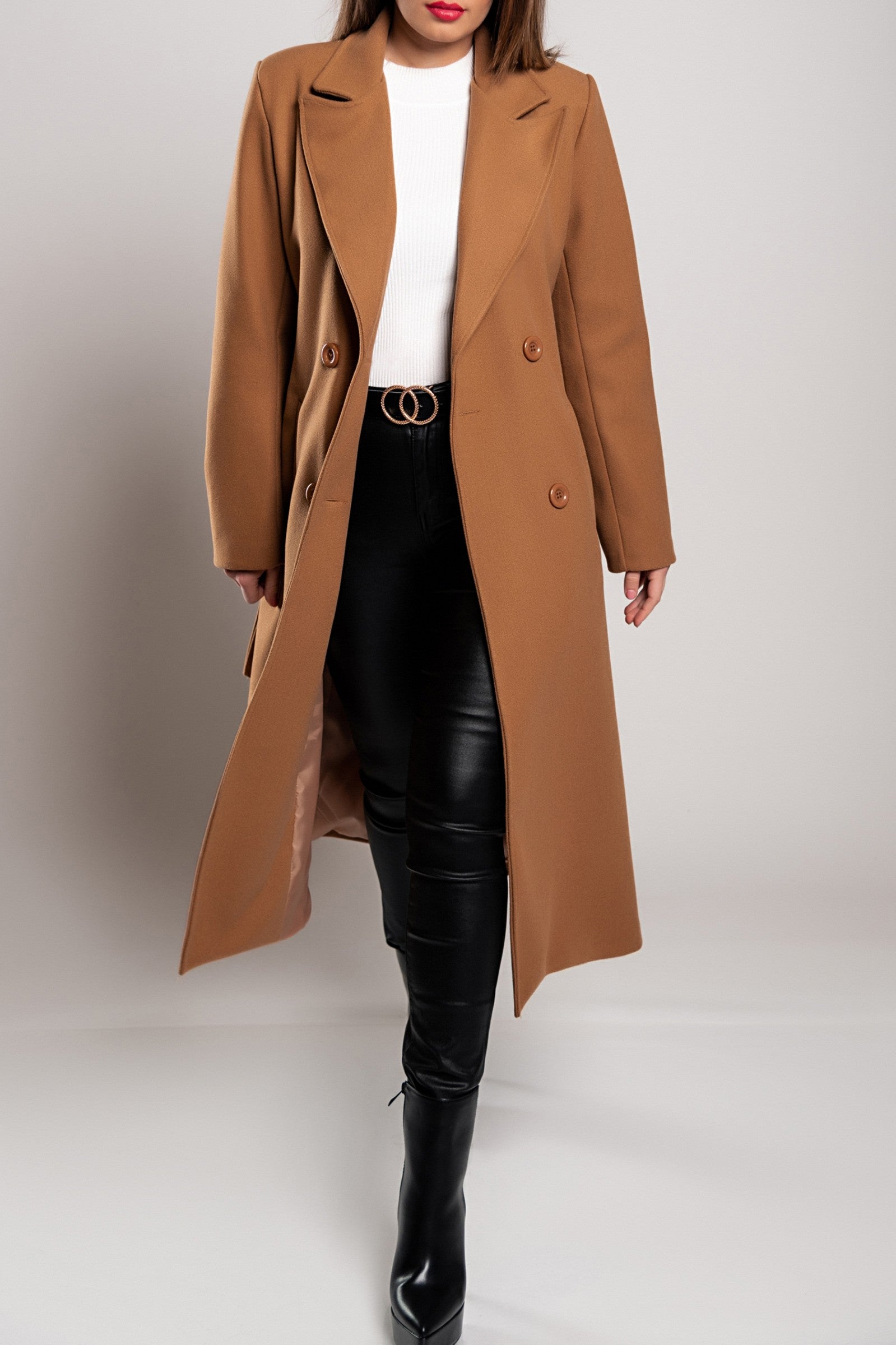 Abrigo largo elegante para mujer con cierre de botones y diseño sofisticado