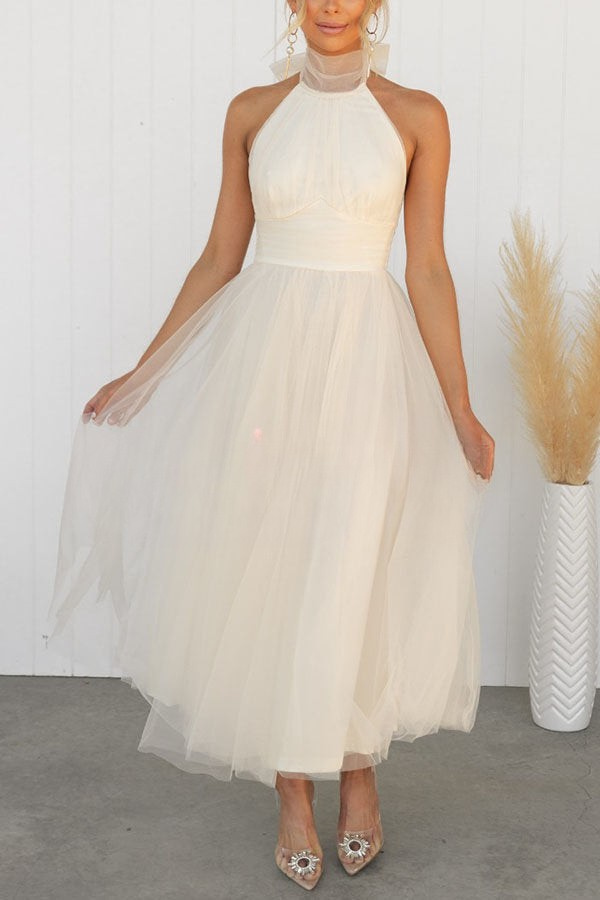 Vestido maxi con cuello halter y detalles fruncidos para un mira sofisticado