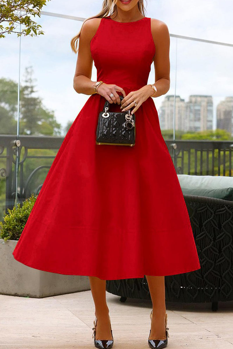 Vestido de cóctel elegante con cuello redondo y diseño sofisticado