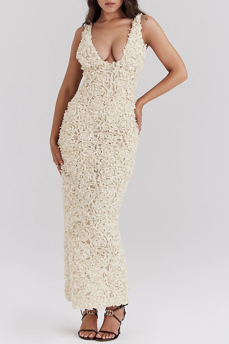 Vestido largo con escote en pico y diseño floral ajustado