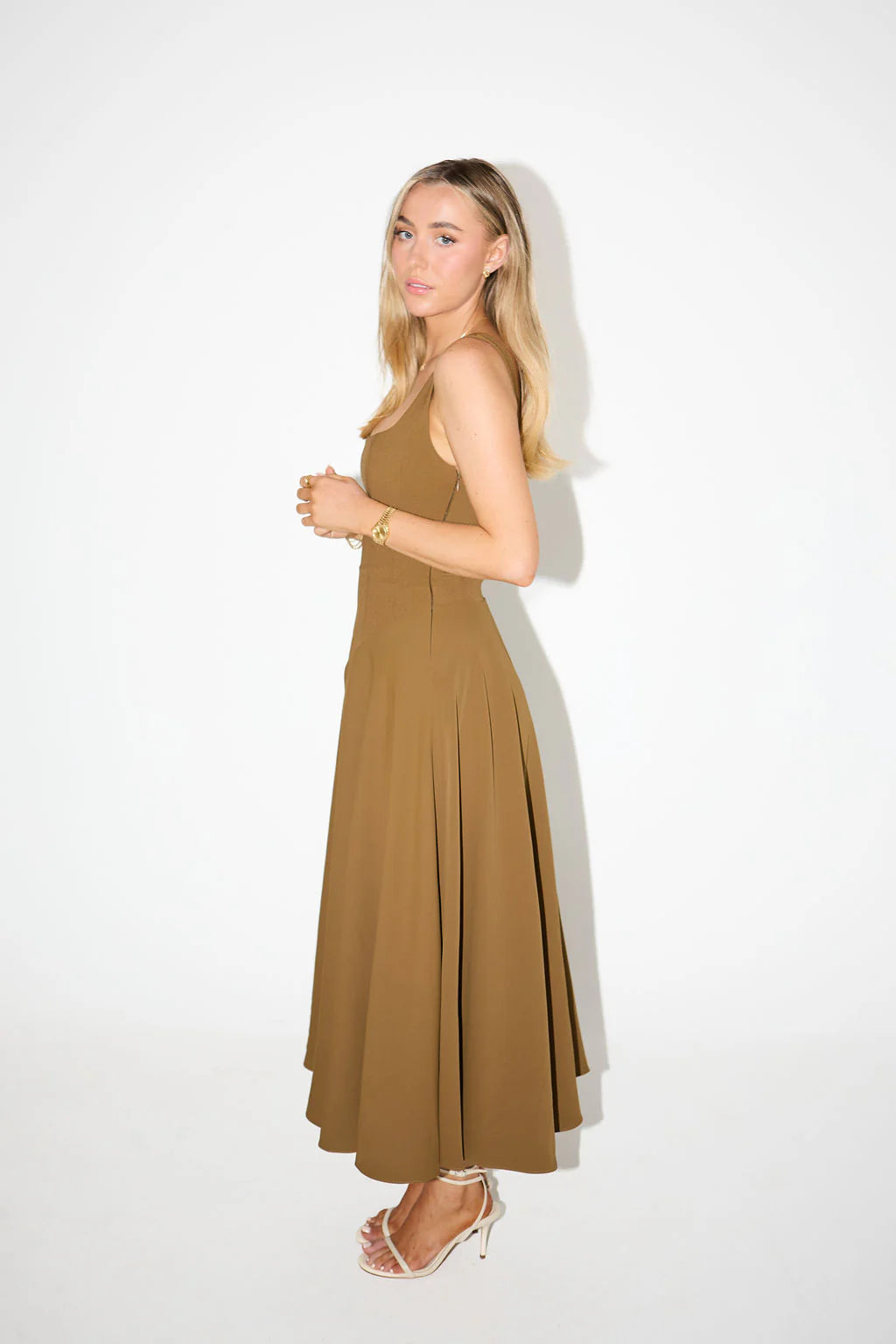 Vestido midi elegante para mujer con diseño sofisticado y versátil