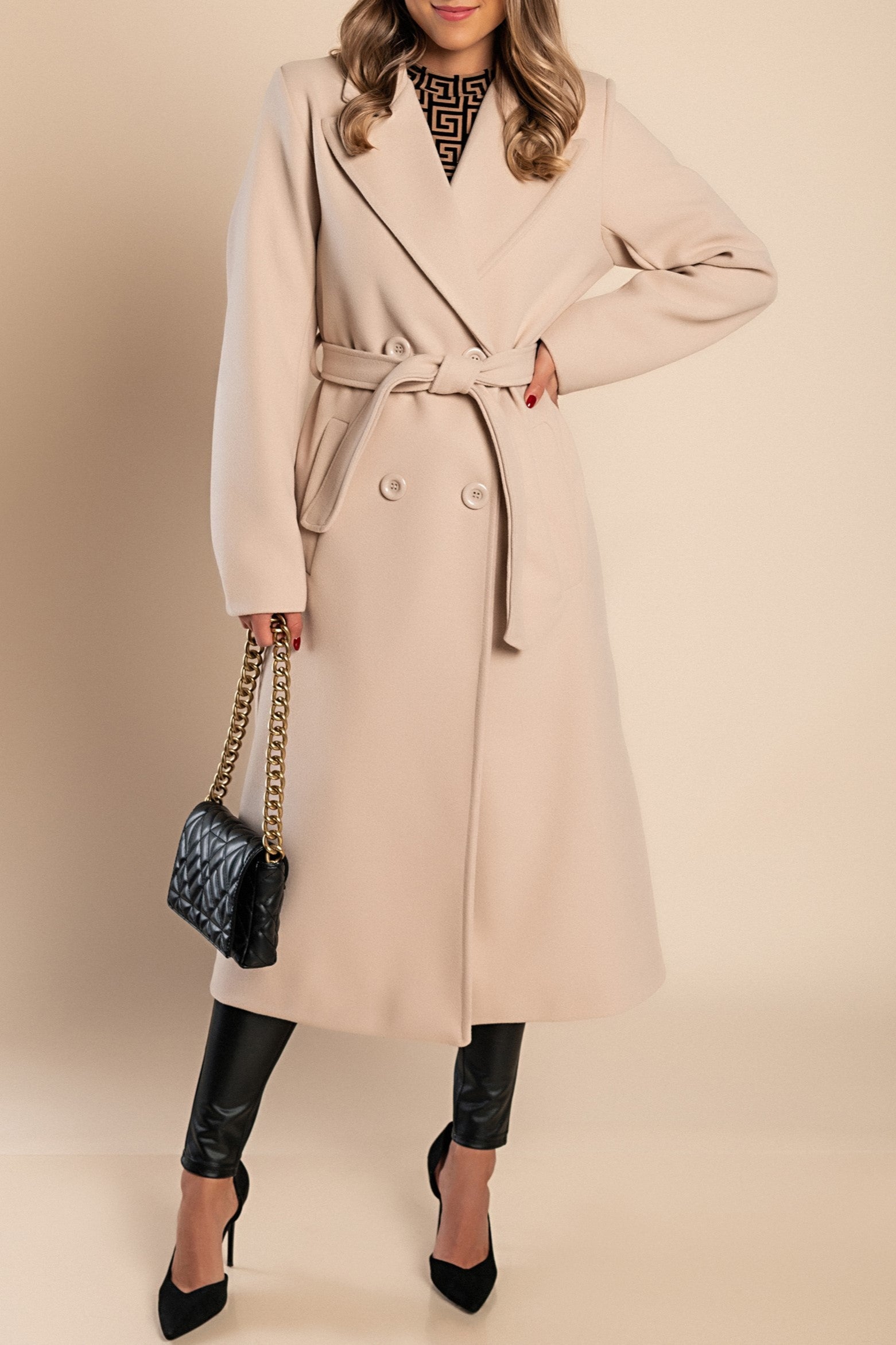 Abrigo largo elegante para mujer con cierre de botones y diseño sofisticado
