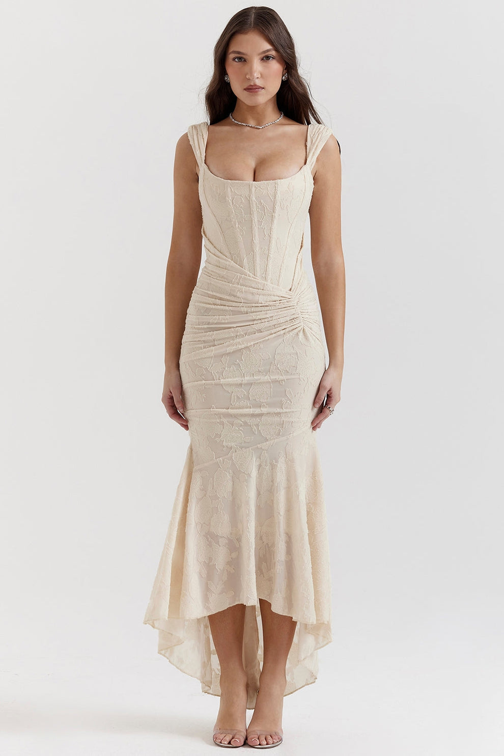 Vestido largo con diseño ajustado en la parte superior y estilo elegante