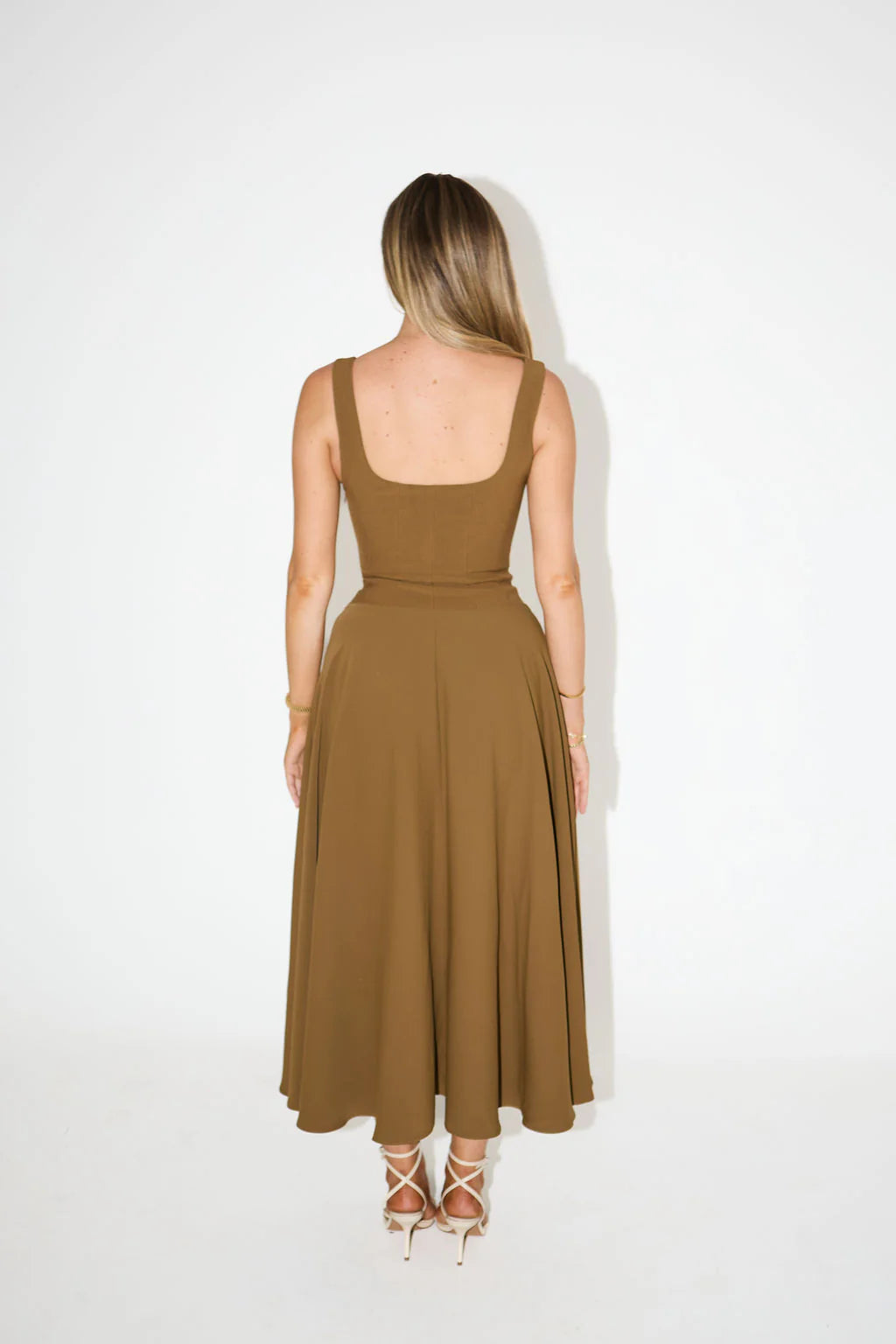 Vestido midi elegante para mujer con diseño sofisticado y versátil