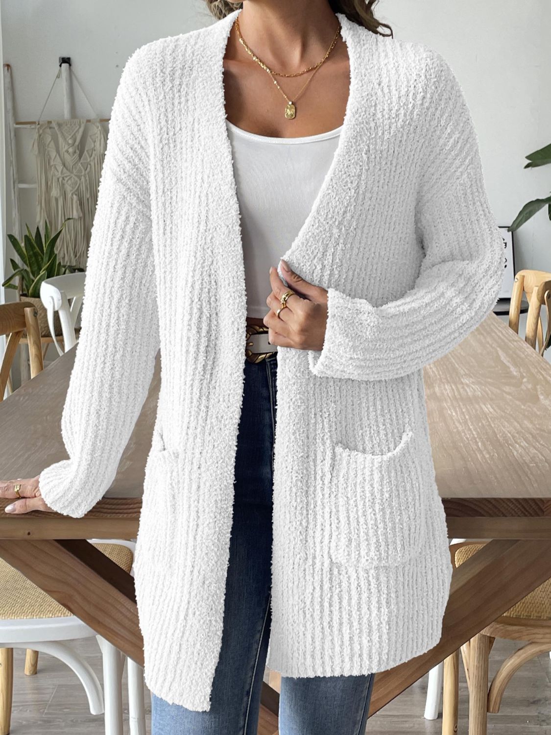 Un cárdigan abierto y cómodo con un diseño original para looks con estilo.