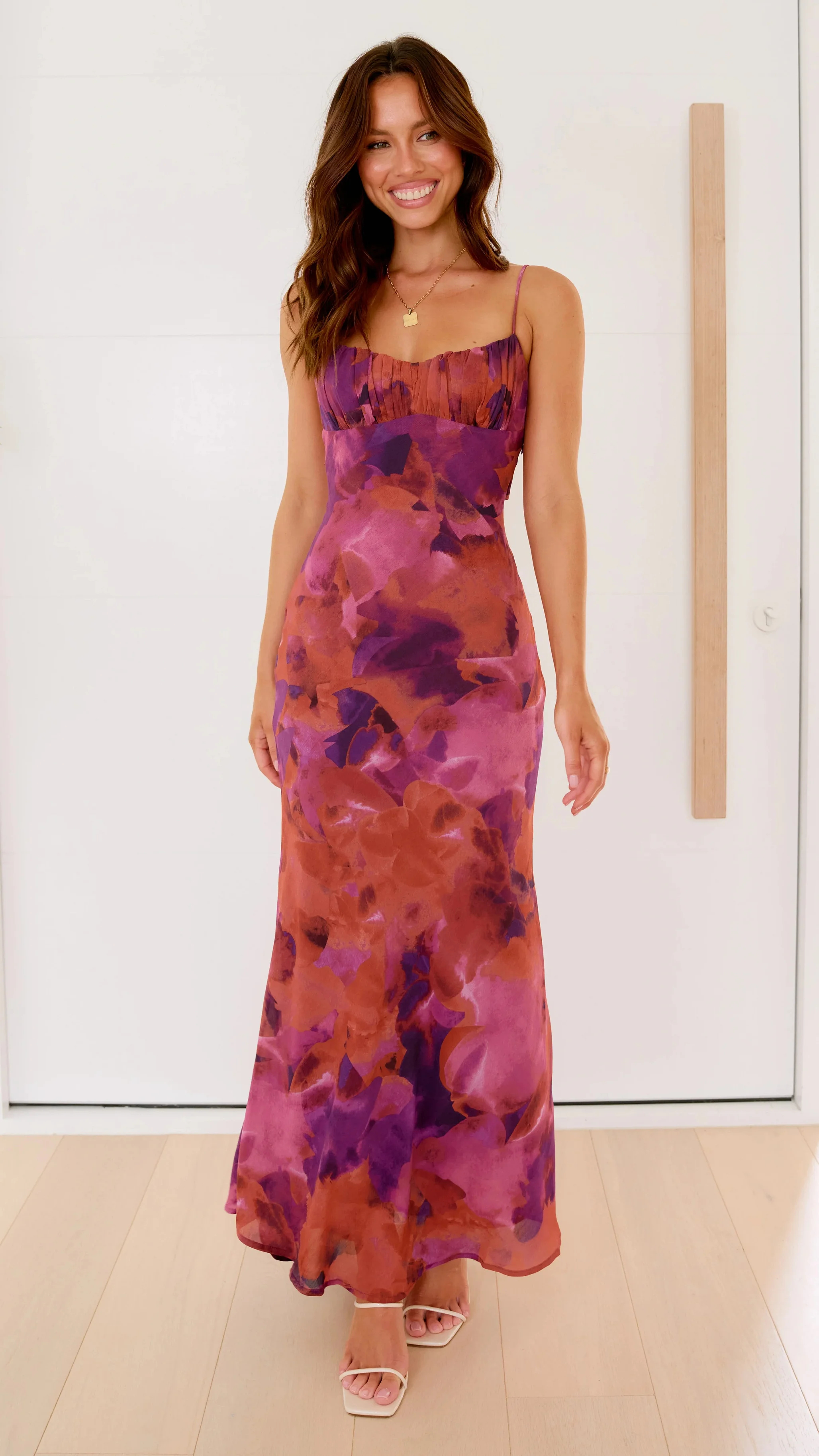 Vestido midi asimétrico de fiesta con diseño elegante