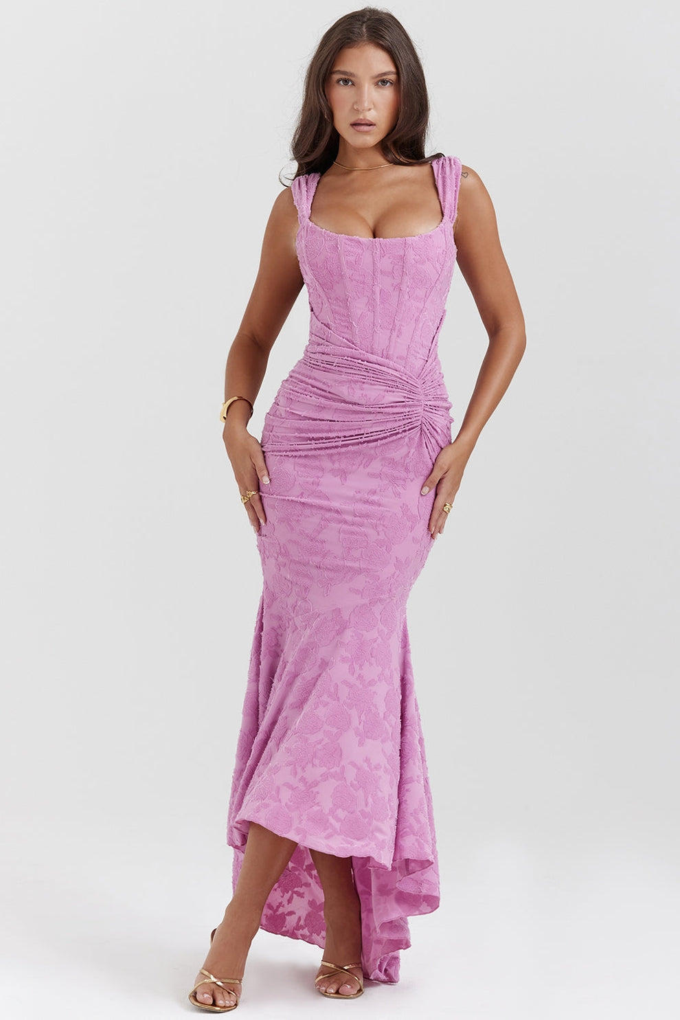 Vestido largo con diseño ajustado en la parte superior y estilo elegante