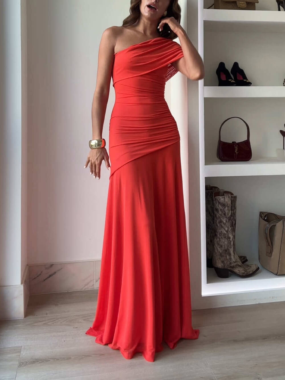 Vestido largo elegante con hombros descubiertos y fruncido ideal para eventos y fiestas