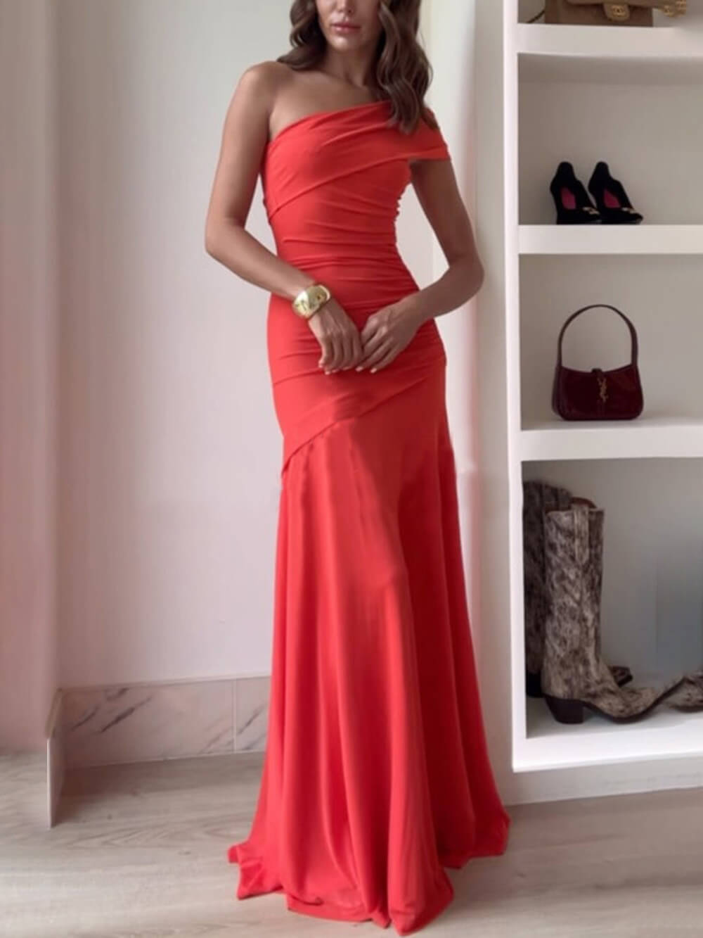 Vestido largo elegante con hombros descubiertos y fruncido ideal para eventos y fiestas