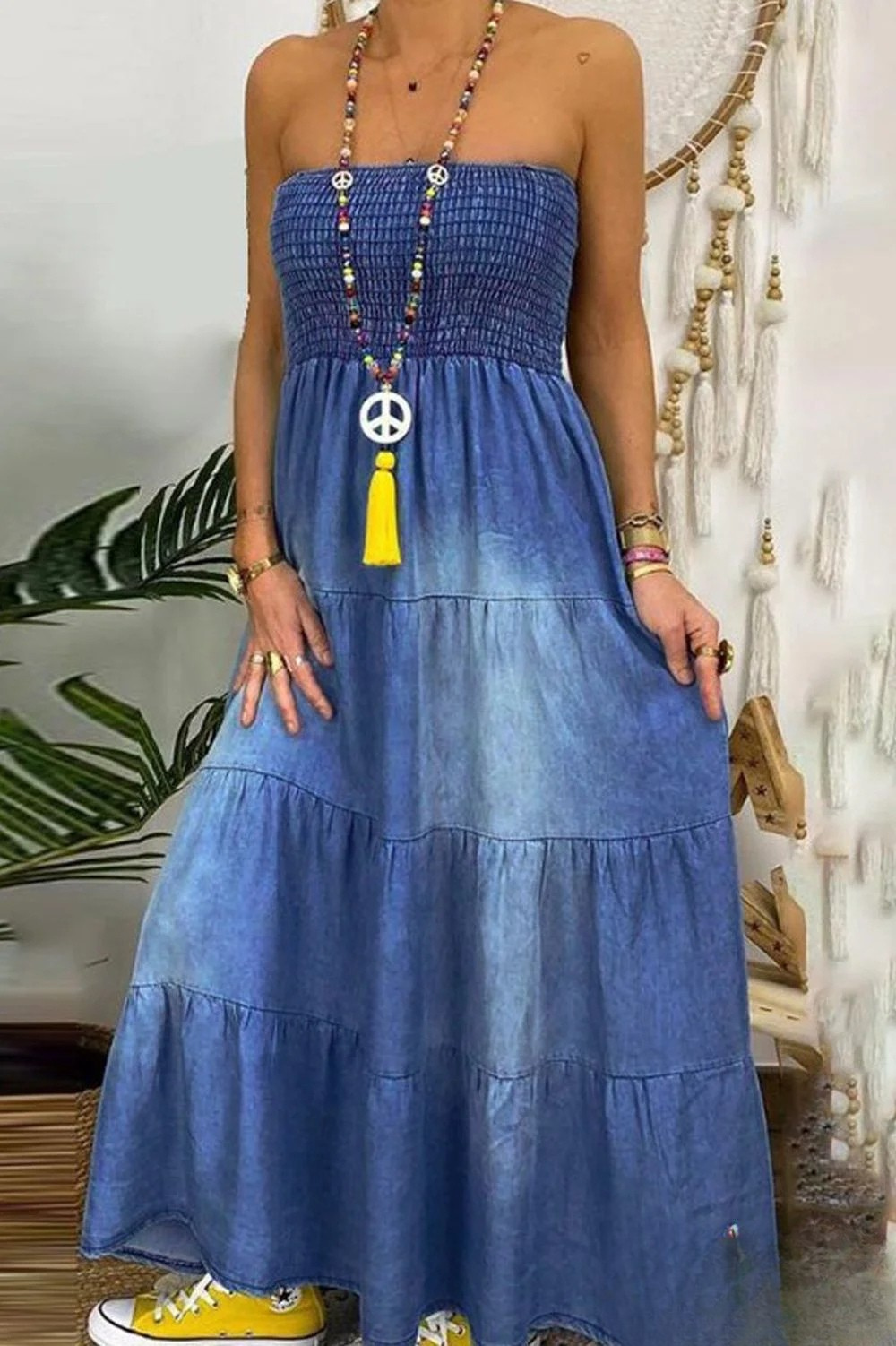 Vestido largo moderno y casual con escote descubierto y espalda abierta