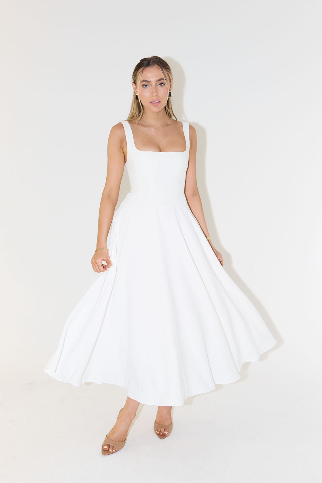 Vestido midi elegante para mujer con diseño sofisticado y versátil