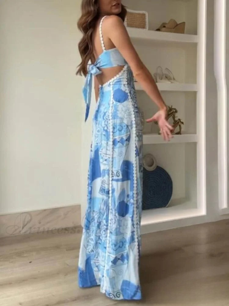 Vestido largo moderno con diseño ajustado y falda con vuelo